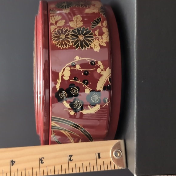 VGT, Red Lacquered Oriental Round Lidded Storage Container with Floral Design. - Picture 10 of 11